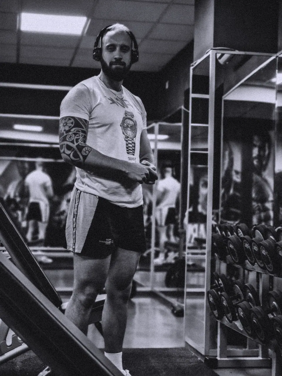 Simone in palestra, ritratto in bianco e nero