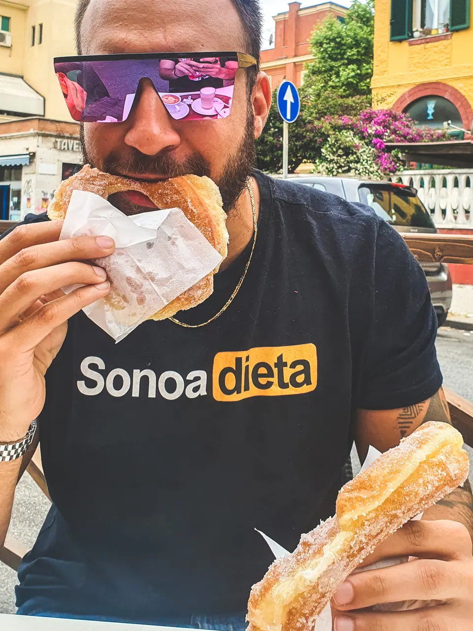 Simone che mangia un panino