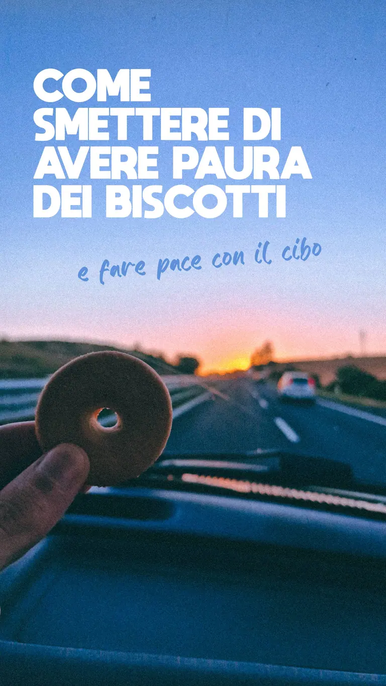 Copertina dell’e-book “Come smettere di avere paura dei biscotti e fare pace con il cibo”: un biscotto davanti al parabrezza di un’auto al tramonto