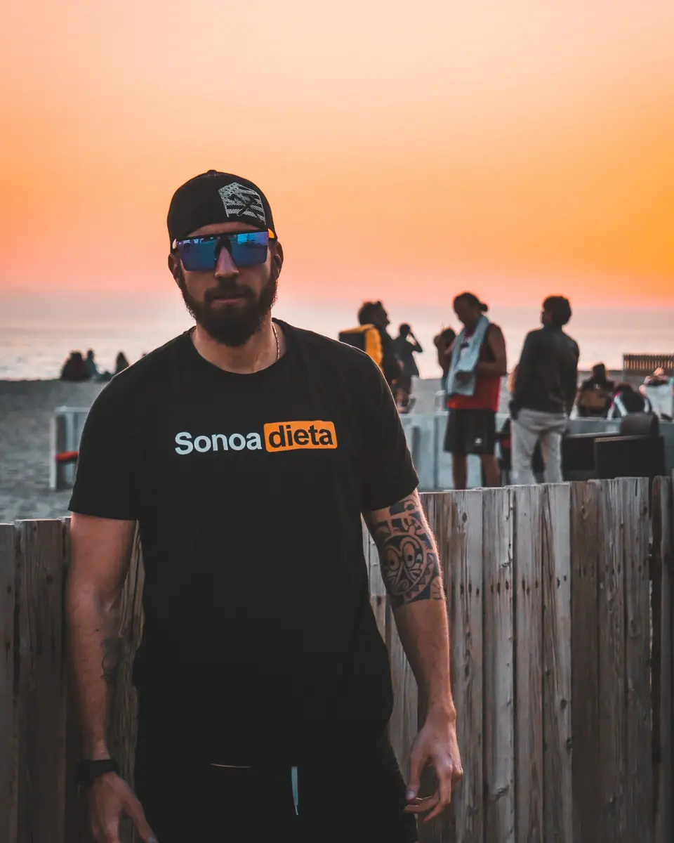 Simone al tramonto sul mare